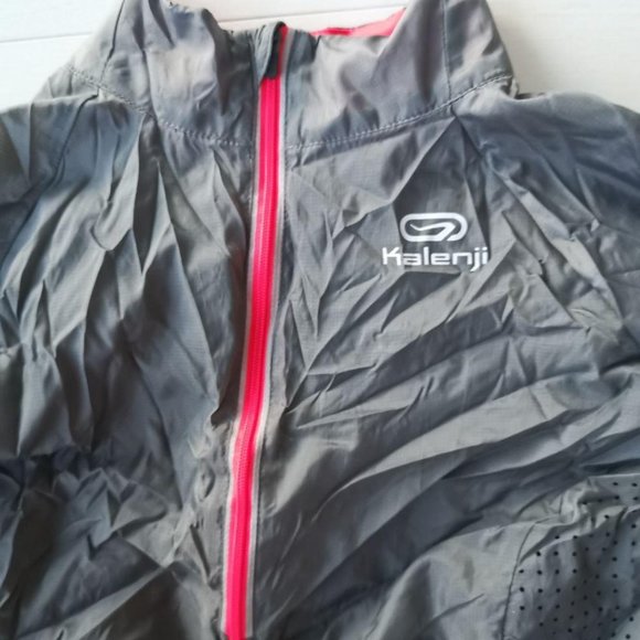 Like new Packable windbreaker in pocket running jacket xs - Picture 2 of 8